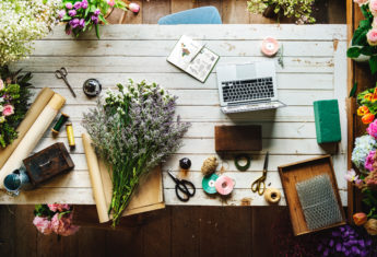 laptop and gardening flatlay | © Unsplash